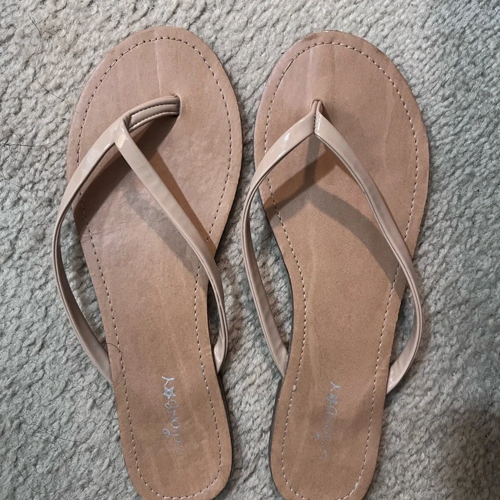 UNIONBAY Women's Patent Strap Tan Flip Flop Sandals